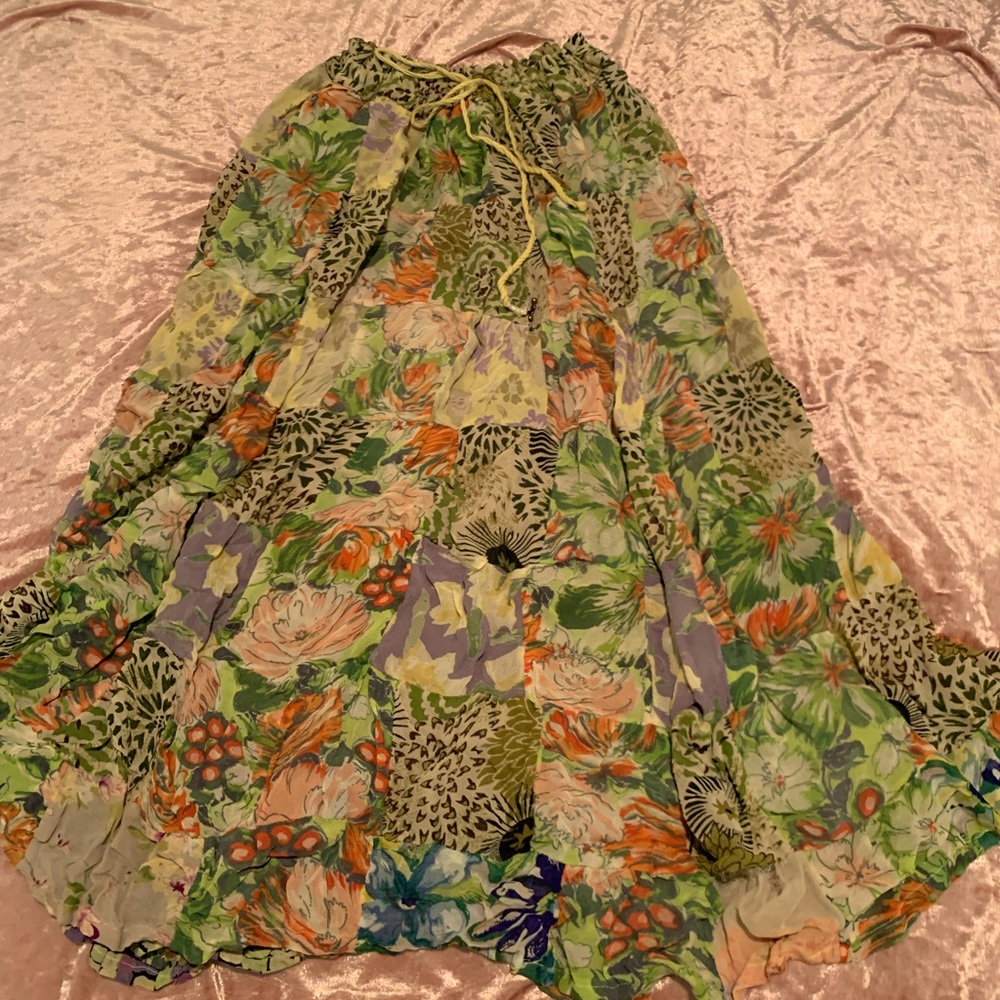 Super cute colorful skirt.